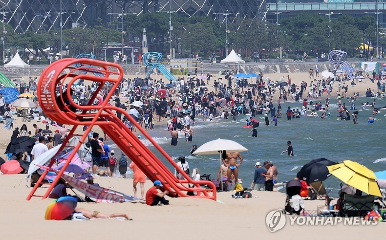 이른 더위에 바다는 벌써 휴가철…부산 해운대해수욕장