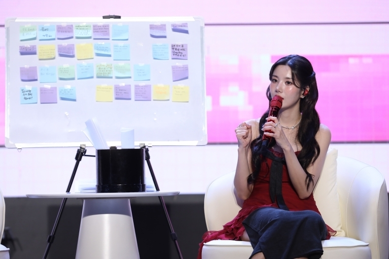 권은비 중국 충칭 첫 단독 팬미팅 모습/사진=울림엔터테인먼트
