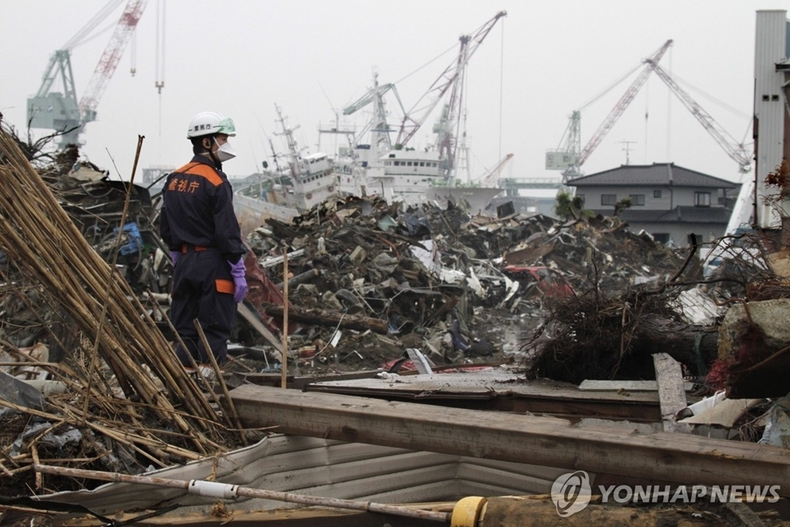 동일본 대지진 현장 수습하는 일본 경찰