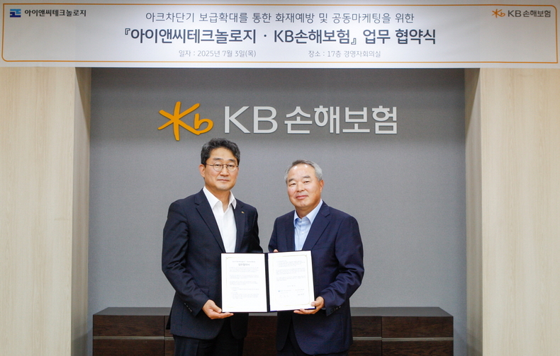 박상규 KB손해보험 일반보험 부문장(왼쪽)과 박창일 아이앤씨테크놀로지 대표가 업무협약식 후 기념촬영을 하고 있다.(사진=KB손해보험)
