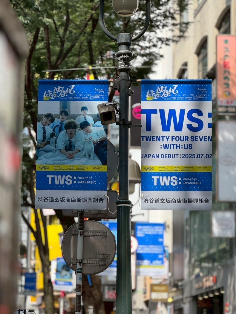  TWS 일본 싱글 발매_시부야 가로등 현수막/사진=플레디스 엔터테인먼트