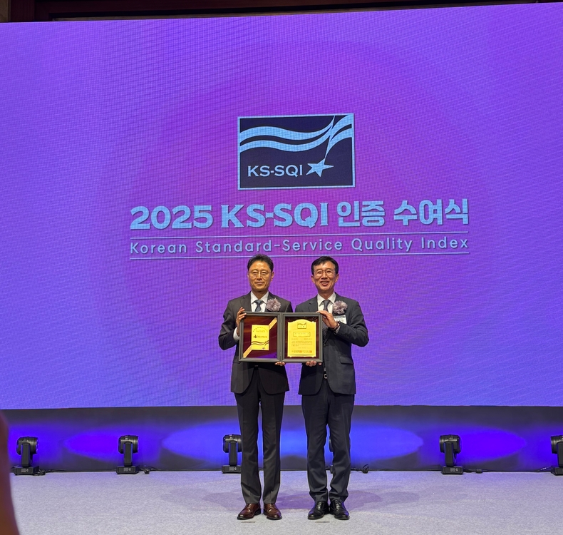 지난 3일 서울 롯데호텔에서 열린 2025 KS-SQI(한국서비스품질지수) 인증 수여식에서 박권일 DB손해보험 박권일 본부장(왼쪽)과 문동민 한국표준협회 회장이 기념촬영을 하고 있다.(사진=DB손해보험)