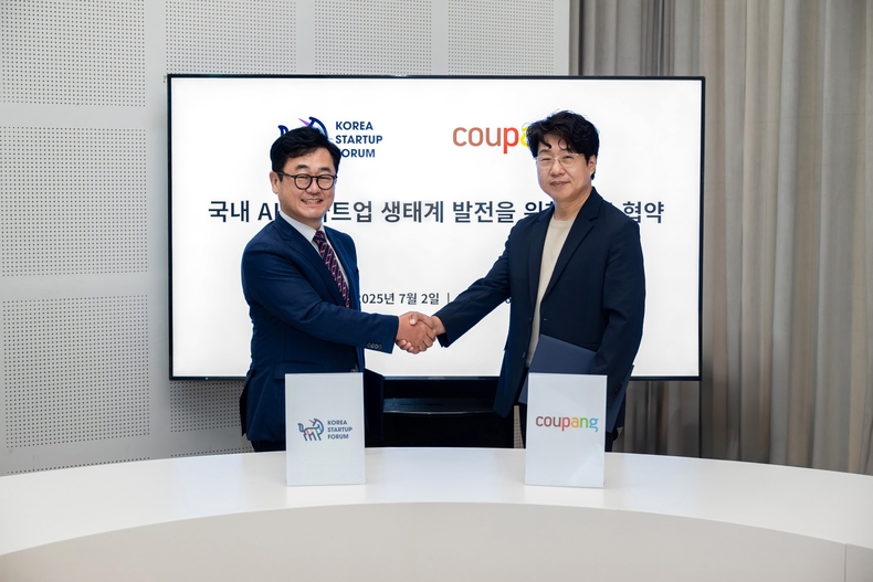 전경수 쿠팡 전무와 구태언 코리아스타트업포럼 부의장(왼쪽)이 업무협약식 후 기념촬영을 하고 있다.(사진=쿠팡)