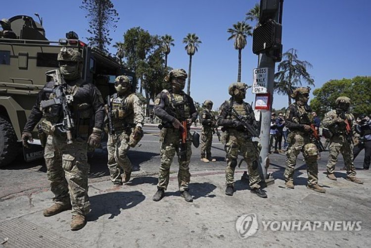 7일(현지시간) 미 LA 시내 맥아더 공원에 나타난 주 방위군 병력