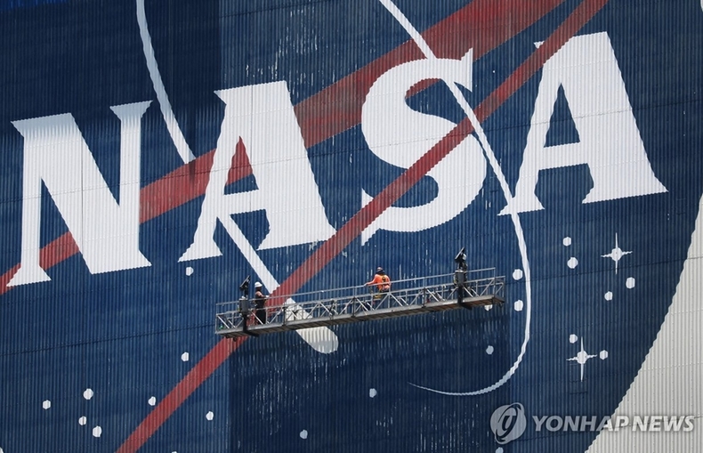 미 플로리다 케네디우주센터 외벽의 NASA 로고