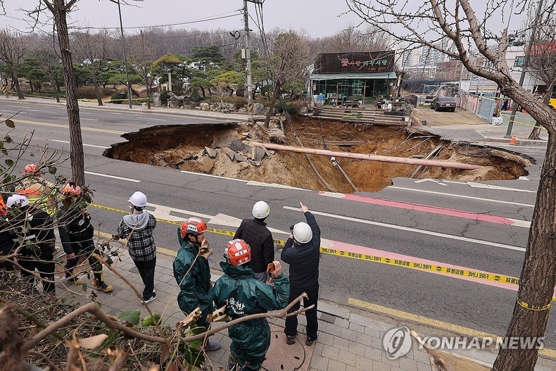 서울 한복판에 발생한 대형 땅꺼짐