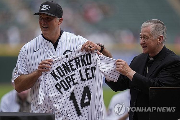 시카고 화이트삭스 우승 20주년 기념행사에서 교황 레오 14세의 선물을 폴 코너코(왼쪽)에게 전달하는 블레이스 수피치 추기경