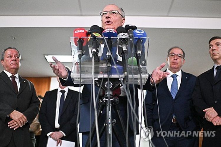 15일(현지시간) 기자회견하는 브라질 부통령