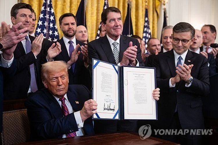 스테이블코인 법 서명하는 트럼프 미국 대통령