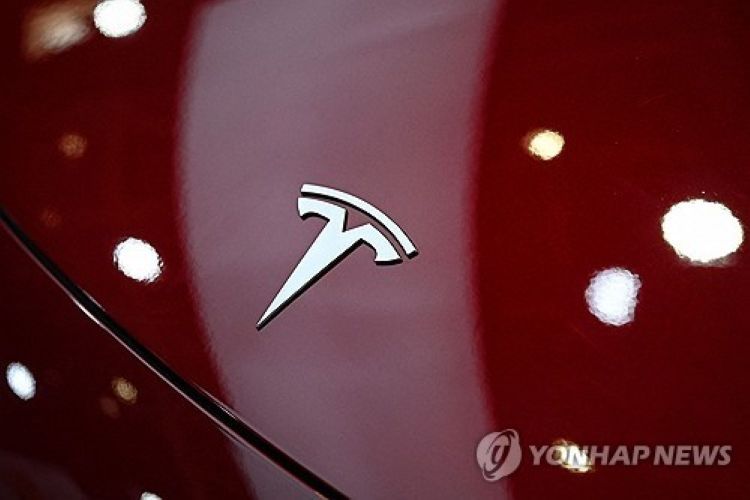 테슬라 모델3에 부착된 테슬라 로고