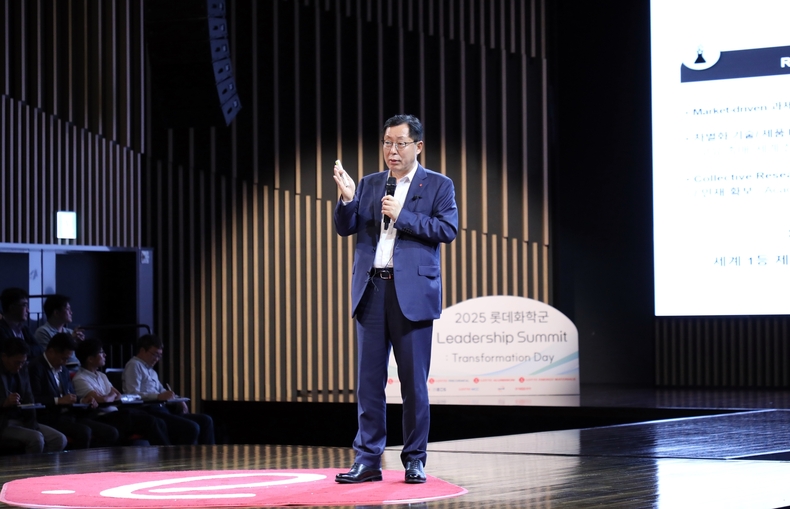 이영준 롯데화학군 총괄대표가 '2025 리더십 서밋'에 참석, 비즈니스 관점의 혁신 선도를 강조하고 있다.(사진=롯데케미칼)