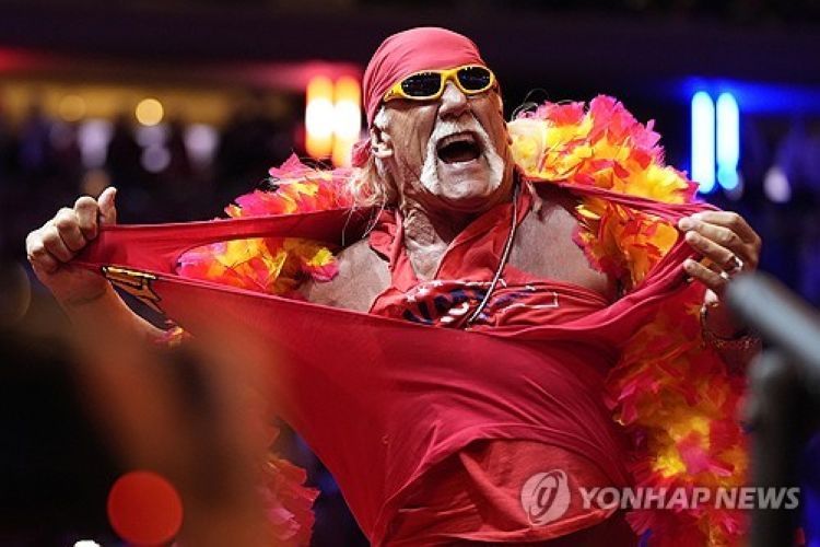 지난해 10월 무대에서 티셔츠 찢는 헐크 호건