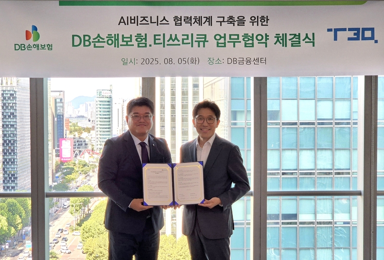 심진섭 DB손해보험 본부장(왼쪽)과 박병훈 T3Q 대표가 업무협약식 후 기념촬영을 하고 있다.(사진=DB손해보험)