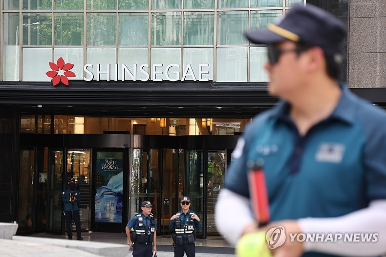 명동 신세계백화점 폭파 협박글 올라와 대피