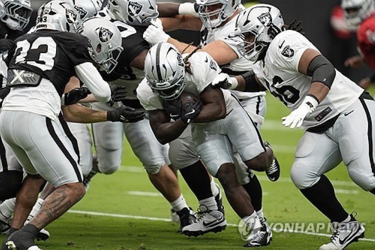 연습 중인 NFL 라스베이거스 레이더스 선수들