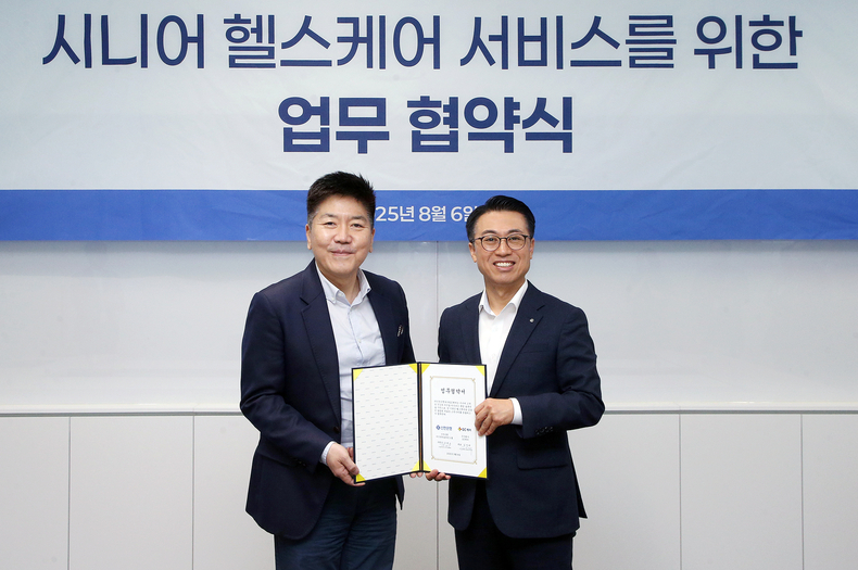 강대오 신한은행 자산관리솔루션그룹장(오른쪽)과 김진태 GC케어 대표가 업무협약 후 기념촬영을 하고 있다.(사진=신한은행)
