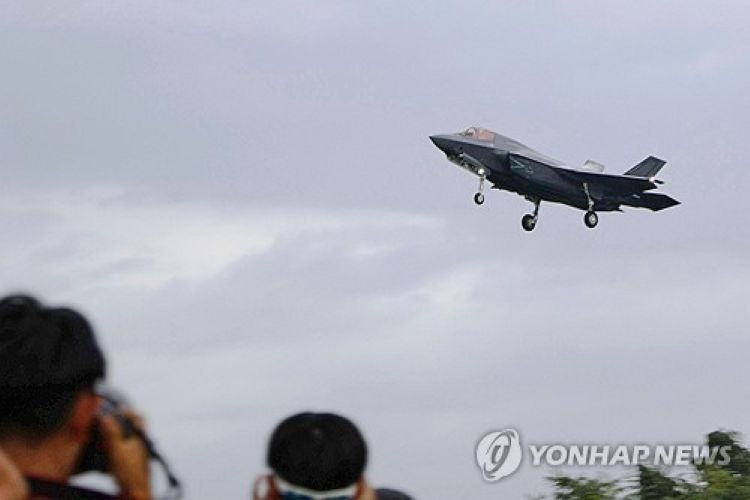 v일본항공자위대에 인계돼 뉴타바루 공군기지에 착륙하는 F-35B 전투기