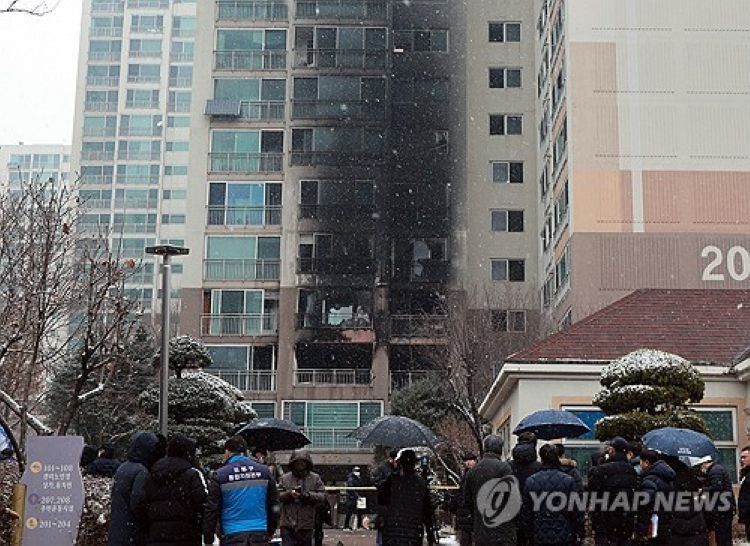 아파트 화재 현장 