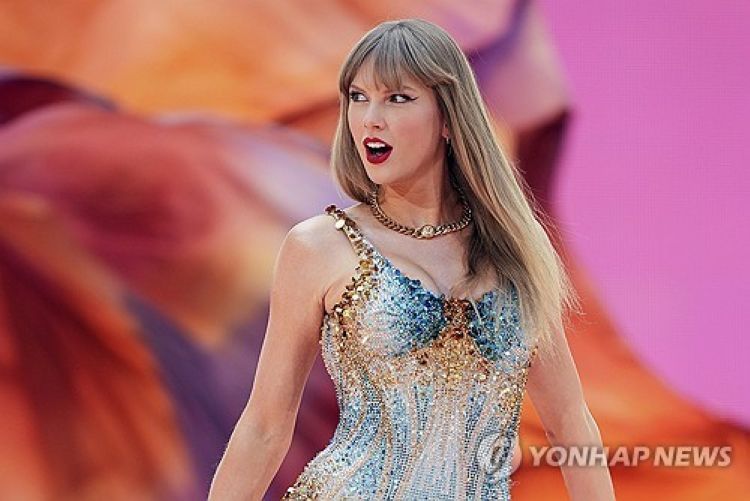 2024년 영국 웸블리 스타디움에서 공연중인 테일러 스위프트