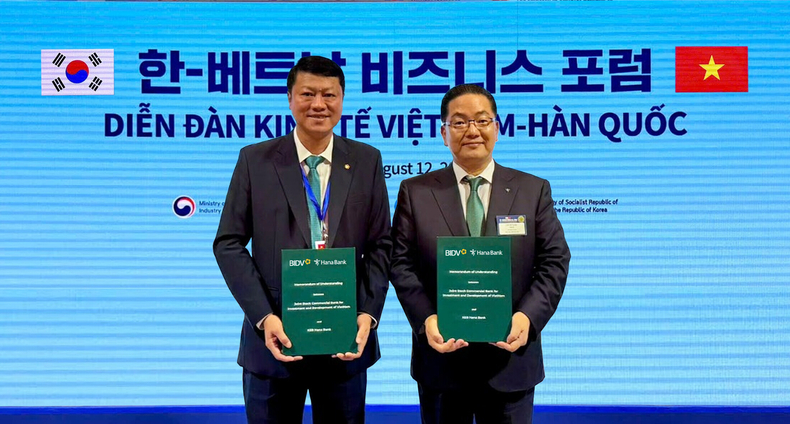 이호성 은행장(오른쪽)이 레 응옥 람 베트남투자개발은행장과 업무협약식 후 기념촬영을 하고 있다.(사진=하나은행)
