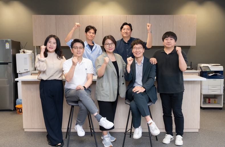 교보생명 사내벤처 4기와 담당자들이 기념촬영을 하고 있다.(사진=교보생명)