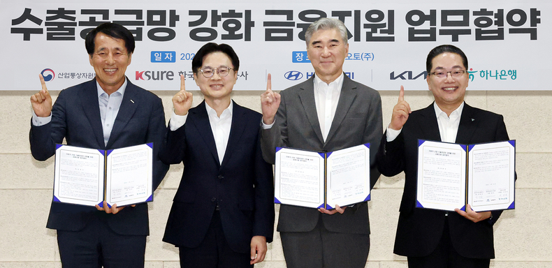 하나은행은 지난 18일 충남 아산시 소재 디와이오토 본사에서 ‘자동차 산업 수출 공급망 강화를 위한 금융 지원’ 업무협약을 체결했다. 이호성 하나은행장(오른쪽부터), 성 김 현대차그룹 사장, 김정관 산업통상자원부 장관, 장영진 한국무역보험공사 사장이 기념촬영을 하고 있다.(사진=하나은행)