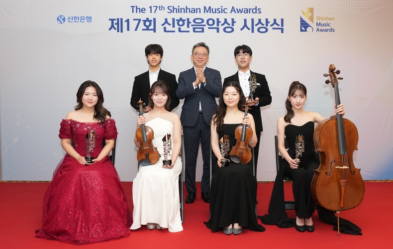 지난 19일 신한아트홀에서 진행된 제17회 신한음악상 시상식에서 정상혁 신한은행장(뒷줄 가운데)과 수상자들이 기념 촬영하는 모습.(사진=신한은행)