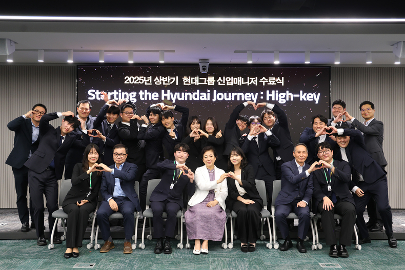 신입 매니저 교육수료식 참석한 현정은 현대그룹 회장이 직원들과 기념촬영을 하고 있다.(사진=현대그룹)
