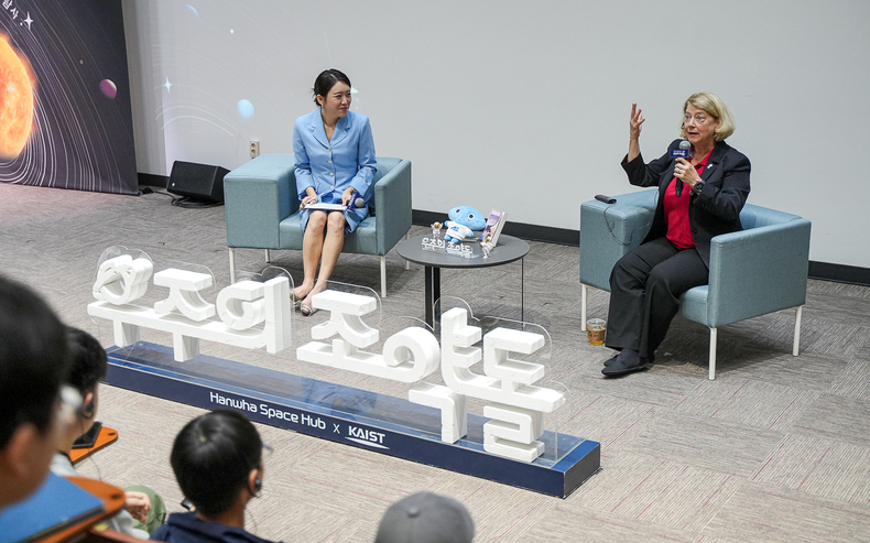파멜라 멜로이 전 NASA 부국장이 21일 대전 KAIST 본원에서 한국의 우주 인재 육성 프로그램, ‘우주의 조약돌’ 수료생들에게 특별강연을 하고 있다.(사진=한화그룹)