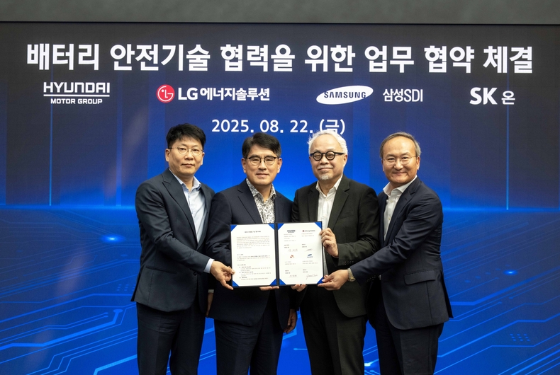 22일 현대차·기아 남양연구소에서 열린 ‘배터리 안전기술 협력을 위한 업무 협약식’ 후 김동명 LG에너지솔루션 사장(왼쪽부터), 양희원 현대차·기아 R&D본부장 사장, 최주선 삼성SDI 사장, 이석희 SK온 사장이 기념촬영을 하고 있다.(사진=현대차·기아)