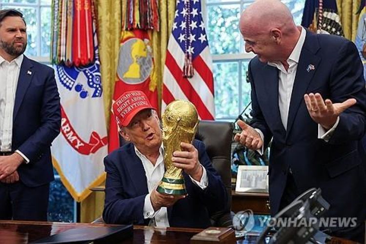 월드컵 우승 트로피 만져보는 트럼프