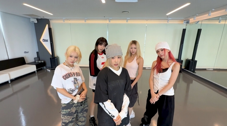 영파씨 'FREESTYLE' 무빙 버전 안무 연습 영상 갈무리/사진=알비더블유, DSP미디어, 비츠엔터테인먼트
