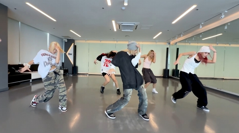 영파씨 'FREESTYLE' 무빙 버전 안무 연습 영상 갈무리/사진=알비더블유, DSP미디어, 비츠엔터테인먼트