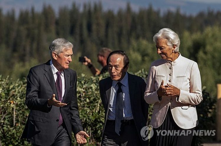 미 잭슨홀에서 제롬 파월 미 연준 의장, 크리스틴 라가르드 유럽중앙은행 총재와 얘기하는 우에다 일본은행 총재(가운데)