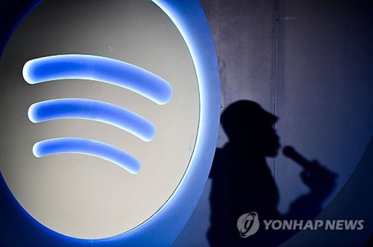 2024년 7월 멕시코시티에서 열린 스포티파이 발표회에 참석한 인공지능(AI) DJ 아나운서 재이비어 X 저니건의 그림자가 스포티파이 로고 옆에 비치고 있다. 