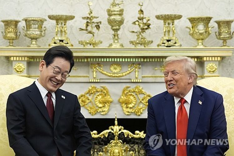 25일(현지시간) 미 백악관에서 열린 한미정상회담 도중 함께 웃는 이재명 대통령과 도널드 트럼프 미국 대통령