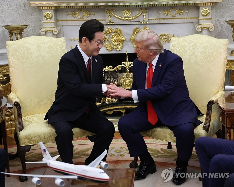 회담에서 악수하는 한·미 정상