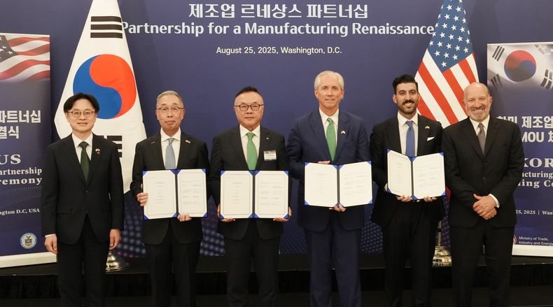 김정관 산업통상자원부 장관(왼쪽부터), 박지원 두산에너빌리티 회장, 황주호 한수원 사장, 클레이 셀 엑스-에너지 CEO, 섀넌 켈로그 AWS 부사장, 하워드 러트닉 미국 상무부 장관이 양해각서 체결 후 기념촬영을 하고 있다.(사진=두산에너빌리티)