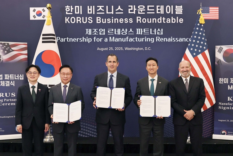 김정관 산업통상자원부 장관(왼쪽부터), 김복규 한국산업은행 수석부행장, 프랭크 브루노 서버러스 캐피탈 최고경영자, 정기선 HD현대 수석부회장, 하워드 러트닉 미국 상무부 장관이 '한미 조선산업 공동 투자 프로그램 조성을 위한 양해각서(MOU)'를 체결한 후 기념촬영을 하고 있다.(사진=HD현대)