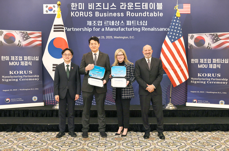 김정관 산업통상자원부장관(왼쪽부터), 조원태 한진그룹 회장, 스테파니 포프 보잉 상용기 부문 사장 겸 최고 경영자, 하워드 러트닉 미국 상무부 장관이 보잉 차세대 고효율 항공기 103대 구매를 위한 양해각서를 25일(현지시간) 체결한 후 기념촬영을 하고 있다.(사진=대한항공)