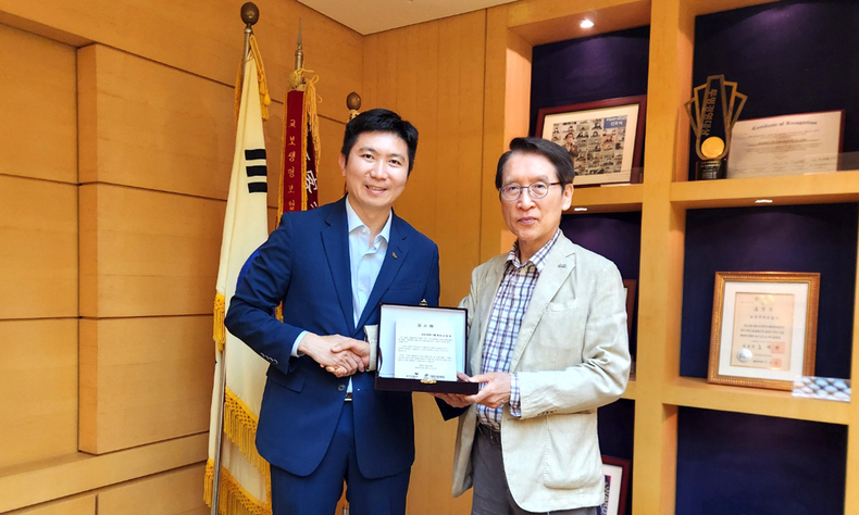 신창재 교보생명 대표이사 겸 이사회 의장(오른쪽)과 유승민 대한체육회장이 지난 25일 서울 광화문 교보생명 본사에서 감사패 전달식을 마친 뒤 기념촬영을 하고 있다.(사진=교보생명)