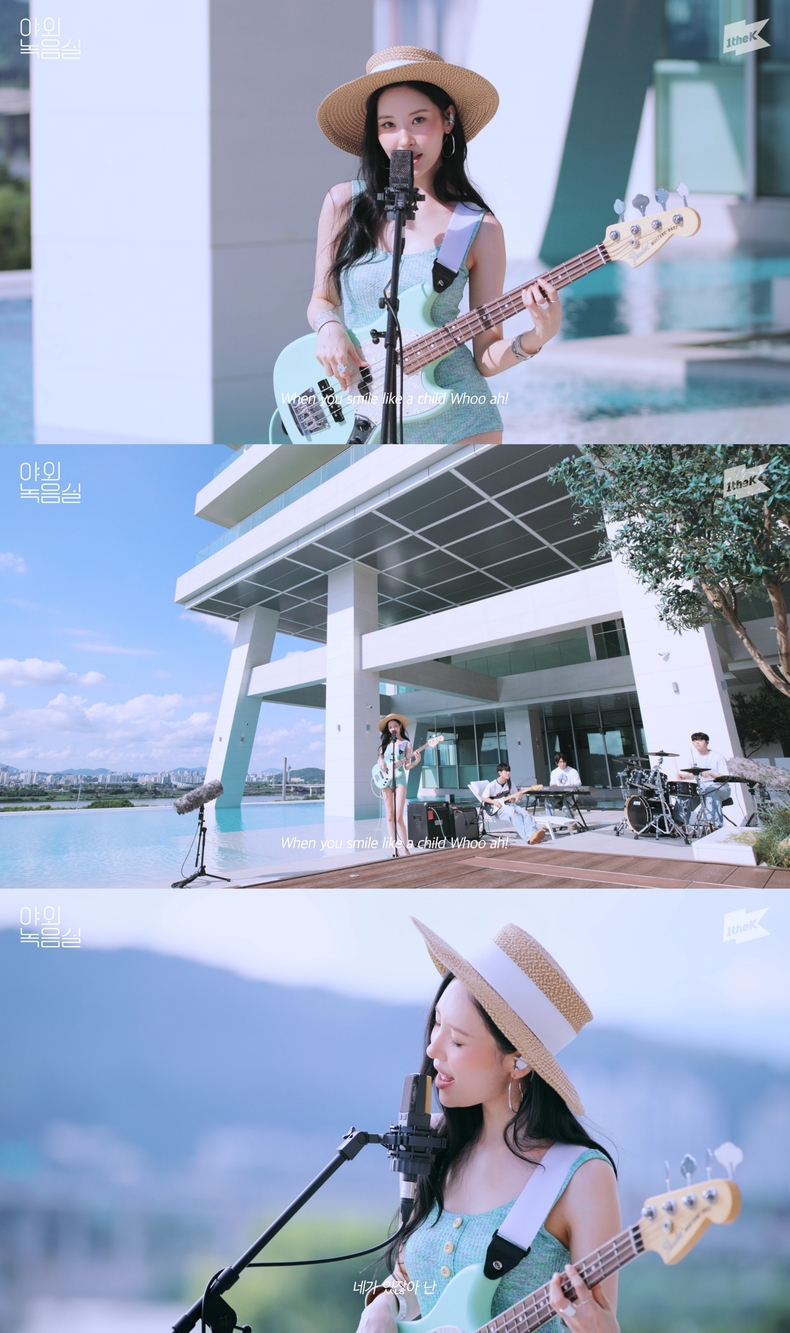 선미, ‘야외녹음실’서 베이스 기타 퍼포먼스...신곡 ‘BLUE!’ 첫 라이브/사진=카카오엔터테인먼트