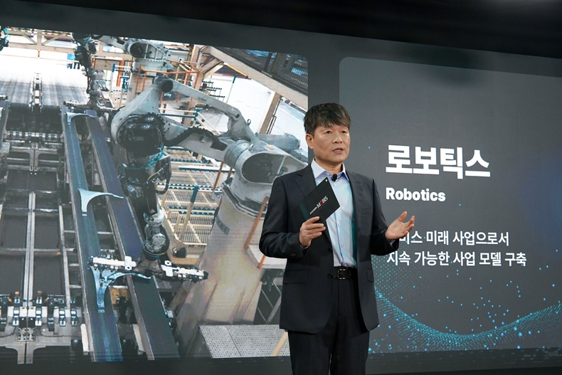 이규석 현대모비스 사장이 27일 여의도 페어몬트 호텔에서 열린 ‘2025 CEO 인베스터 데이’ 발표자로 나서 회사 미래 성장 전략과 구체적인 실행 계획을 발표하고 있다.(사진=현대모비스)