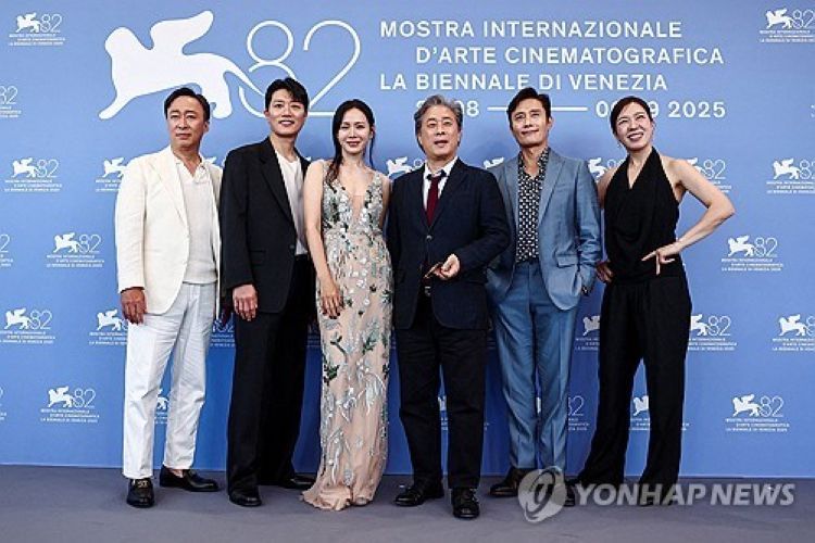 베네치아국제영화제 참석한 박찬욱 감독과 '어쩔수가없다' 배우들