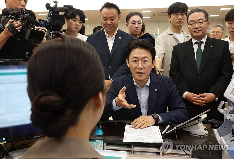 예금보호한도가 1억원으로 상향된 1일 권대영 금융위원회 부위원장이 서울 중구 하나은행 본점을 방문해 예금상품에 가입 하고 있다.