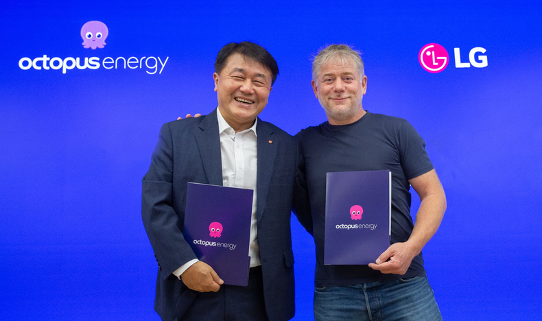 LG전자는 영국 최대 전력회사 옥토퍼스 에너지와 손잡고 유럽 클린테크 분야의 전략적 협업을 위한 양해각서(MOU)를 체결했다. 윤태봉 LG전자 해외영업본부장 부사장(왼쪽)과 옥토퍼스 CEO 겸 설립자 그레그 잭슨이 기념 촬영을 하고 있다.(사진=LG전자)