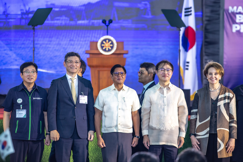 오세광 HD현대필리핀조선소 대표(왼쪽부터), 김성준 HD한국조선해양 대표, 페르디난드 마르코스 주니어 필리핀 대통령, 이상화 주필리핀 한국대사, 메리케이 칼슨 주필리핀 미국대사가 강재절단식 후 기념촬영을 하고 있다.(사진=필리핀 대통령실)