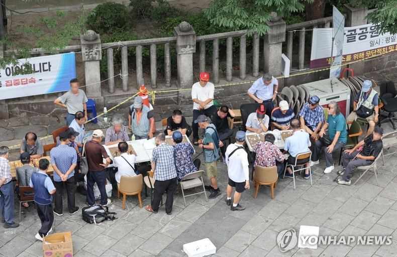서울 종로구 탑골공원 인근 어르신들 모습(기사와 직접적인 연관이 없는 사진임)