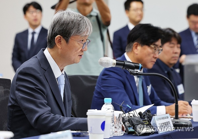 이찬진 금융감독원장이 4일 저축은행 대표 간담회에서 발언하는 모습(사진=연합뉴스) 