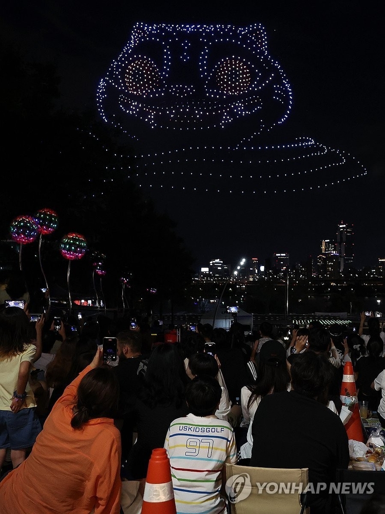 지난 7일 뚝섬한강공원 수변 무대에서 열린 케데헌 드론 라이트 쇼